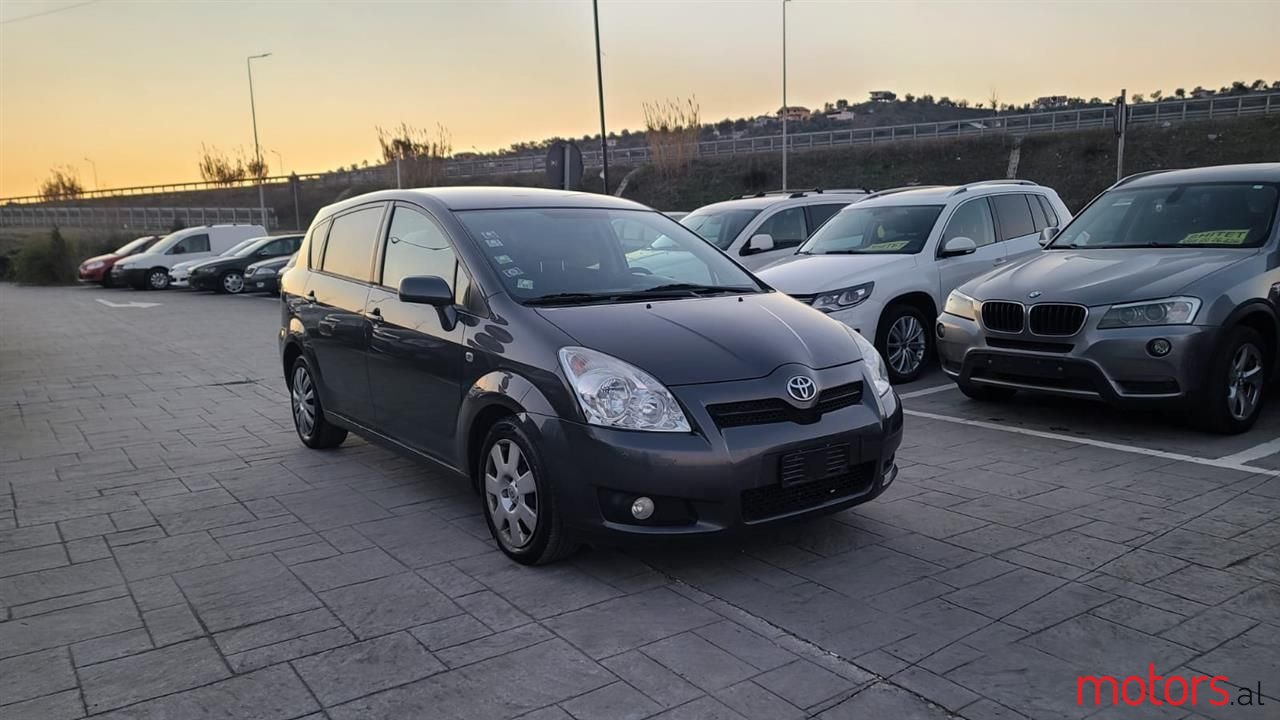 2009' Toyota Corolla Verso photo #1