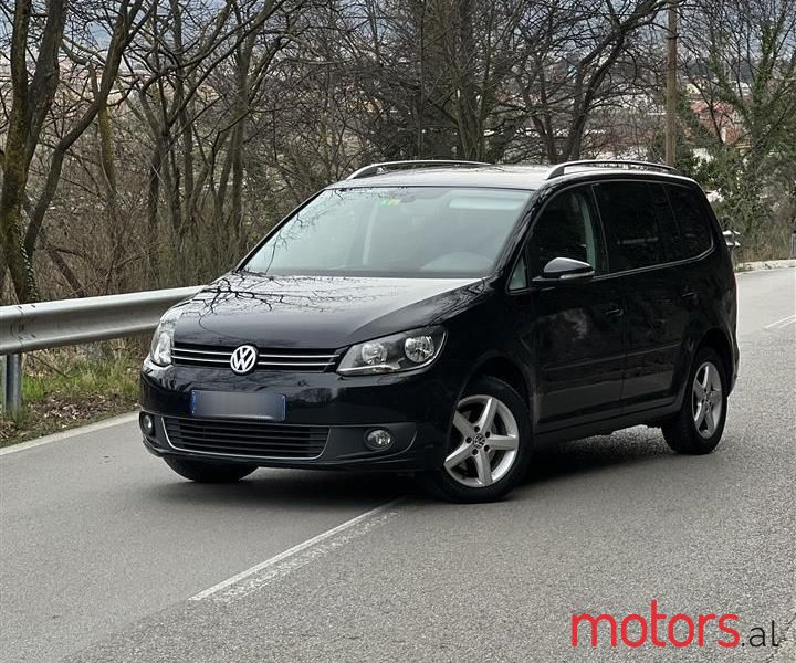 2011' Volkswagen Touran photo #1