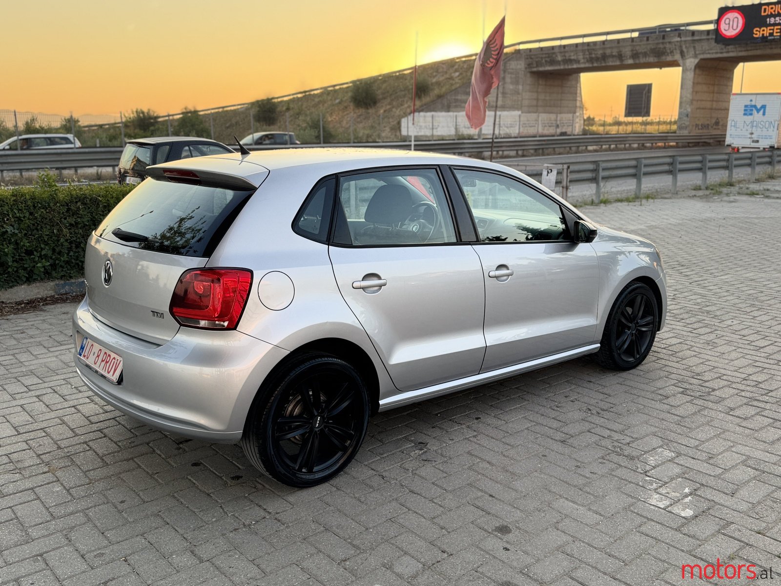 2011' Volkswagen Polo photo #5