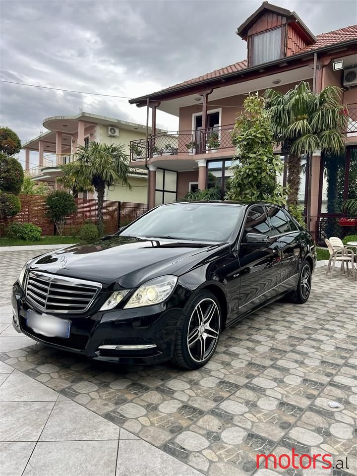 2011' Mercedes-Benz 300 photo #1