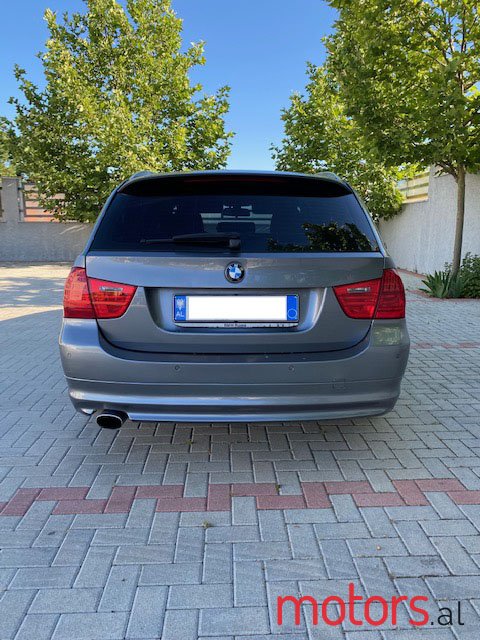 2011' BMW 318 photo #3