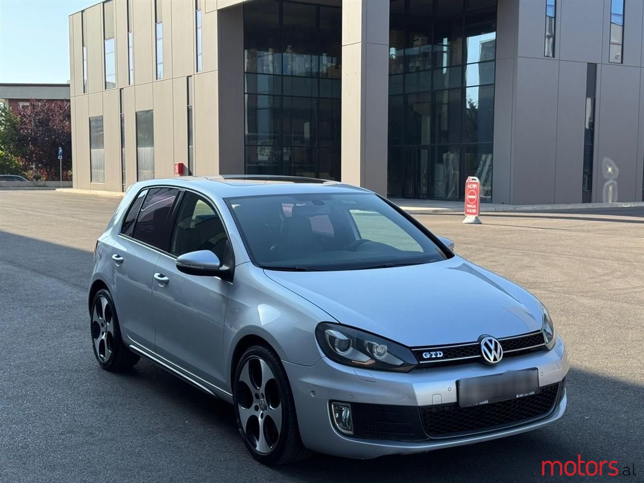 2011' Volkswagen Golf photo #2