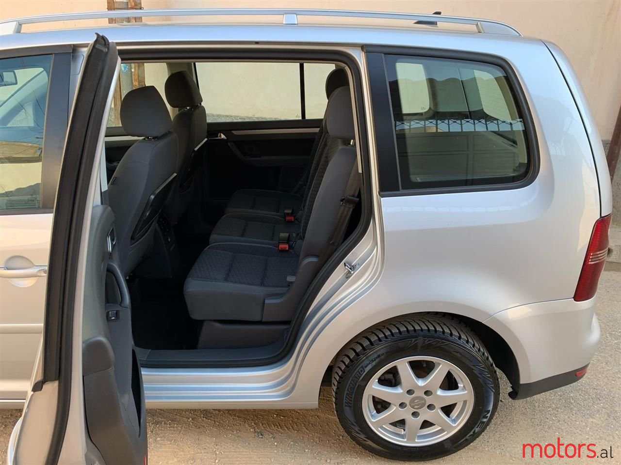 2009' Volkswagen Touran photo #4