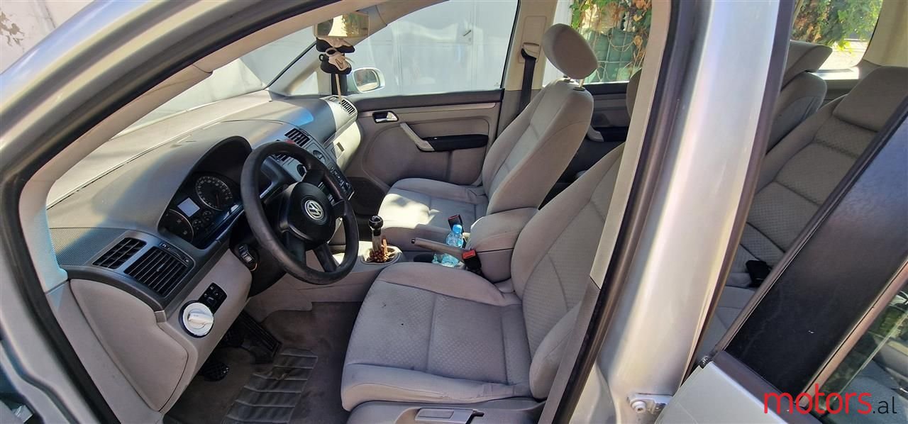 2004' Volkswagen Touran photo #5