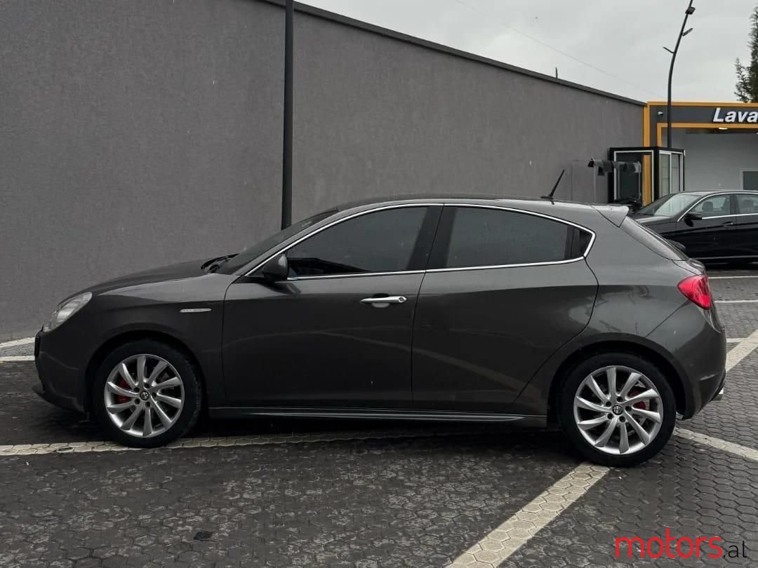 2012' Alfa Romeo Giulietta photo #6