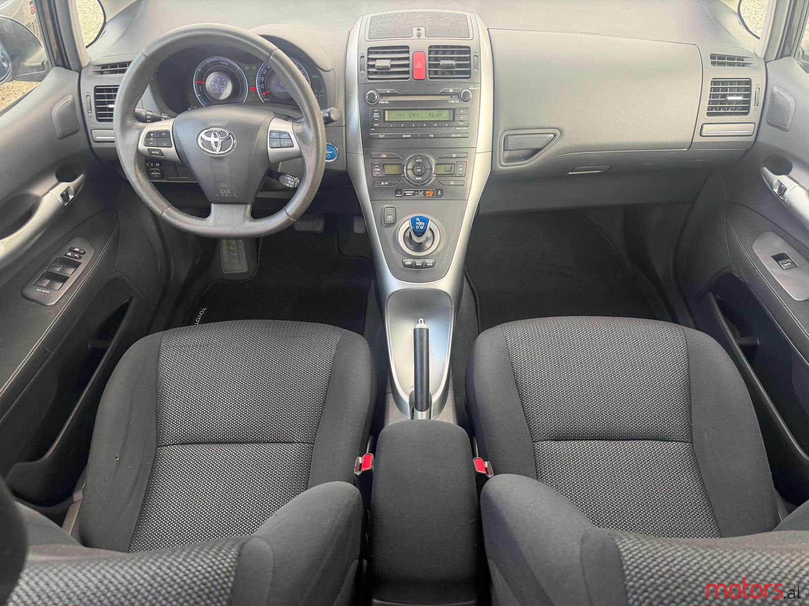 2012' Toyota Auris photo #2