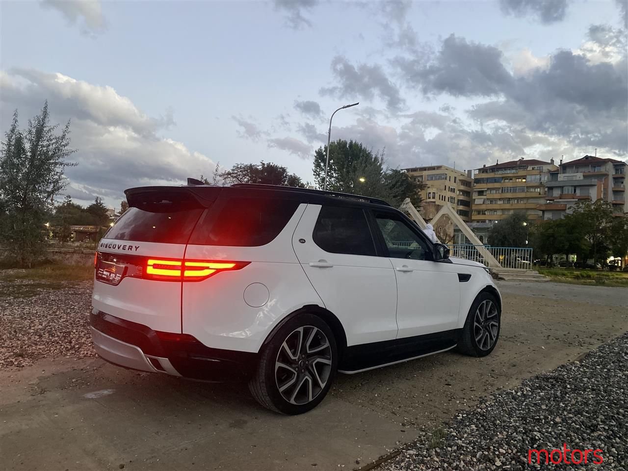 2017' Land Rover Discovery photo #5