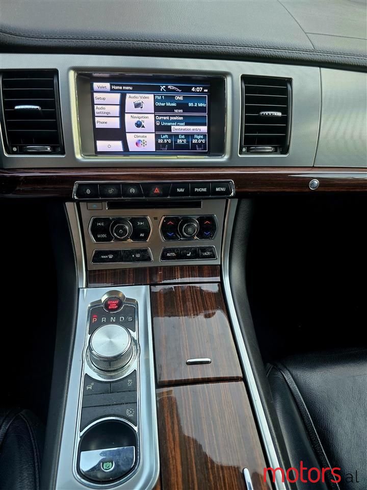 2014' Jaguar XF photo #6