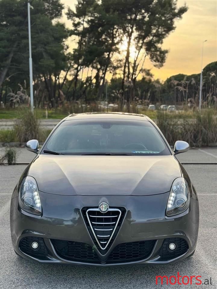 2012' Alfa Romeo Giulietta photo #2