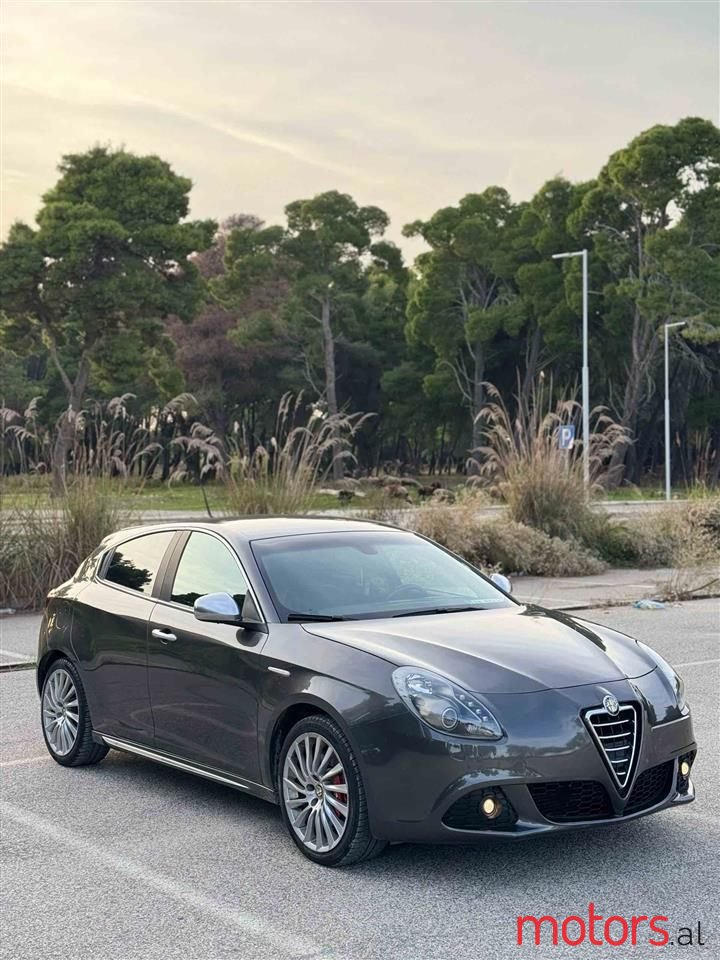 2012' Alfa Romeo Giulietta photo #6