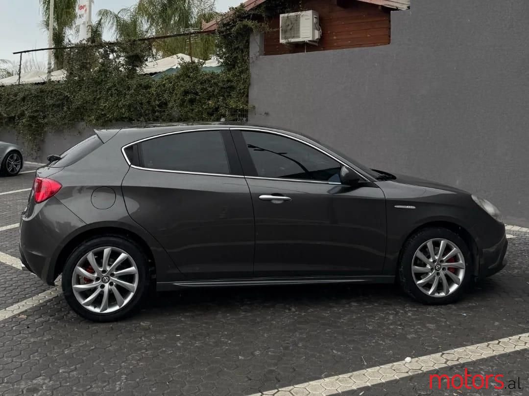 2012' Alfa Romeo Giulietta photo #2