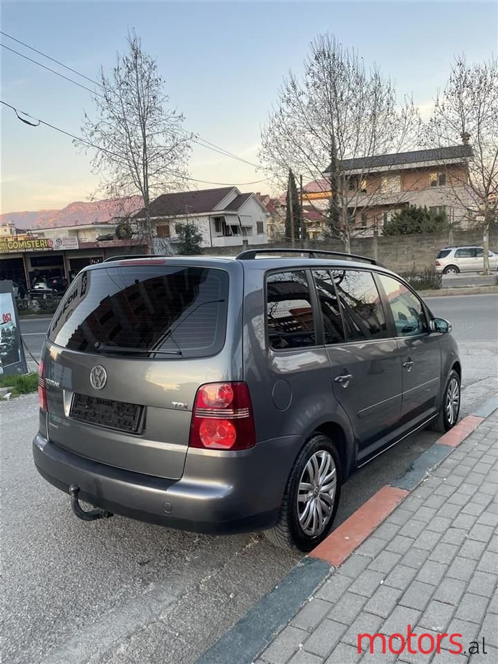 2005' Volkswagen Touran photo #2