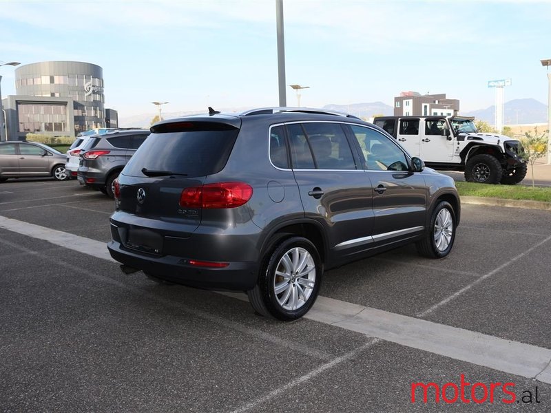 2012' Volkswagen Tiguan photo #3