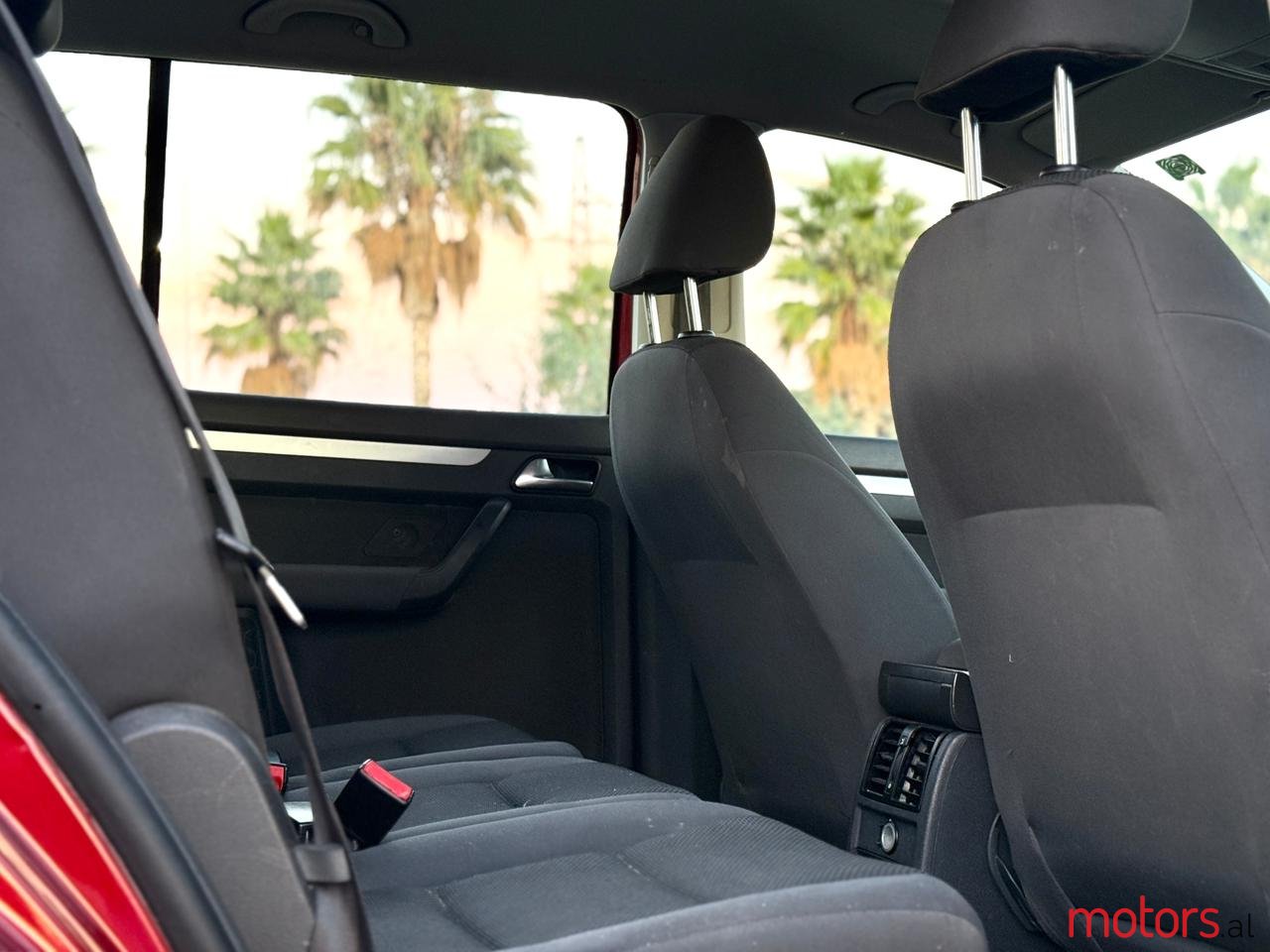 2011' Volkswagen Touran photo #3
