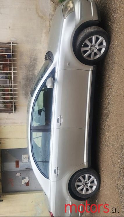 2005' Toyota Avensis photo #4