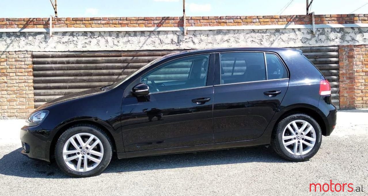 2011' Volkswagen Golf photo #1