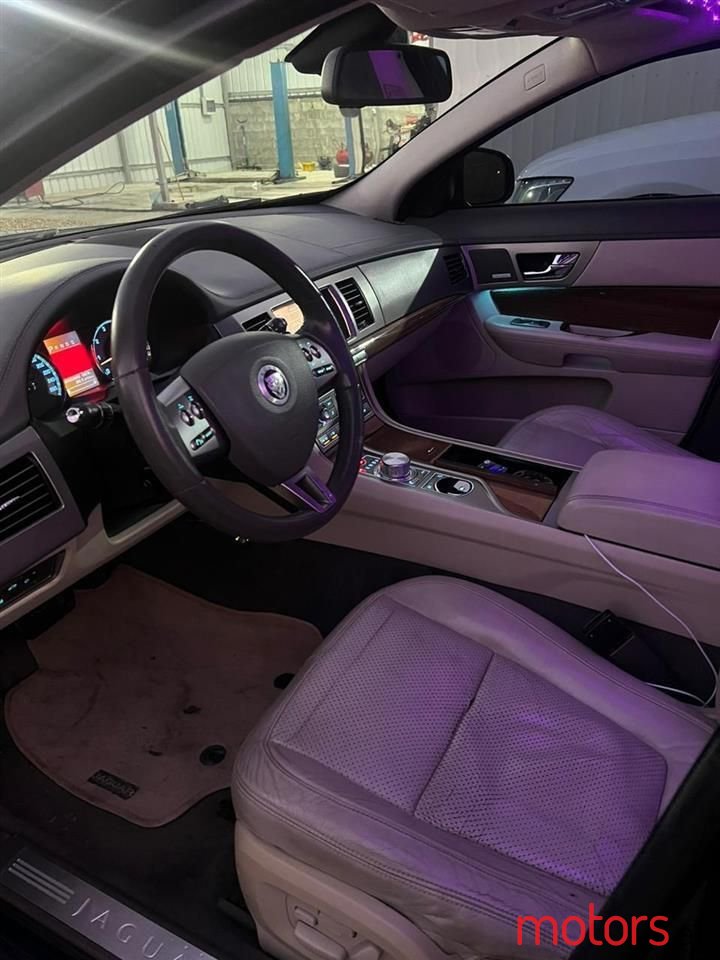 2009' Jaguar XF photo #6