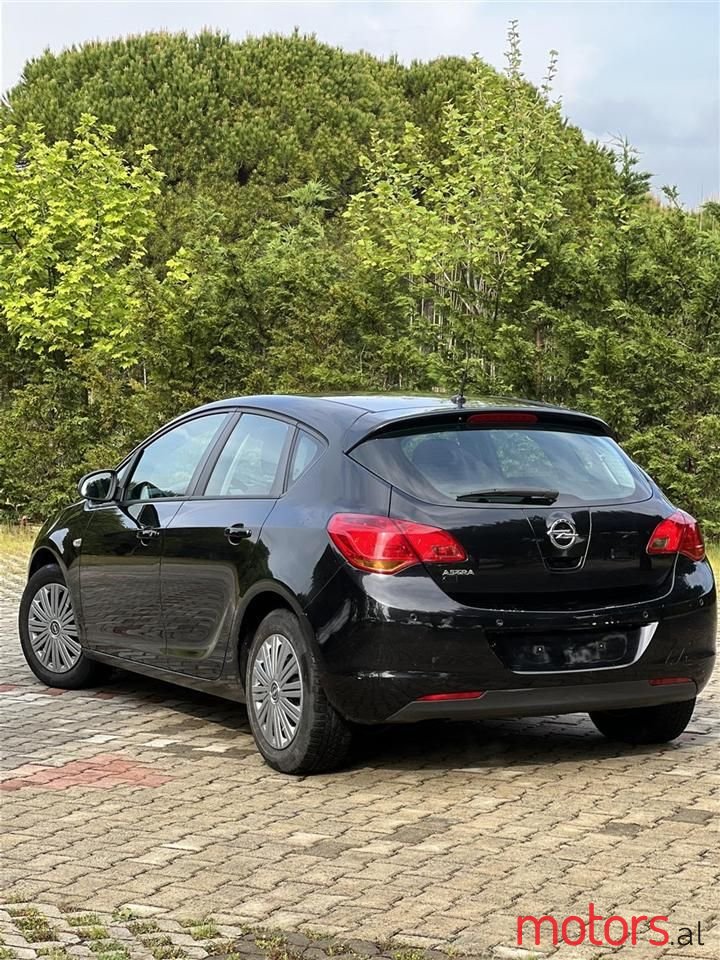 2011' Opel Astra photo #2