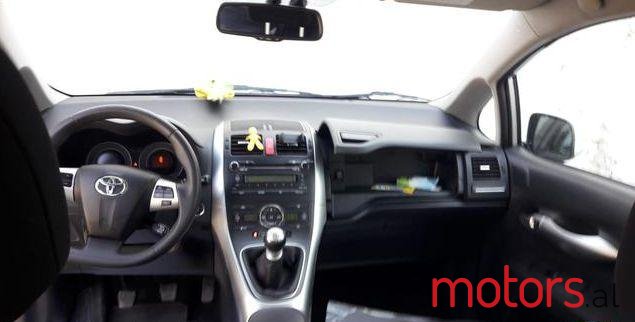 2012' Toyota Auris photo #2