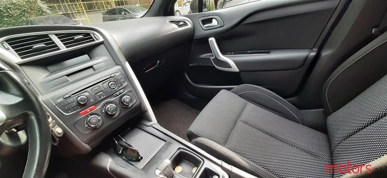 2011' Citroen DS4 photo #2