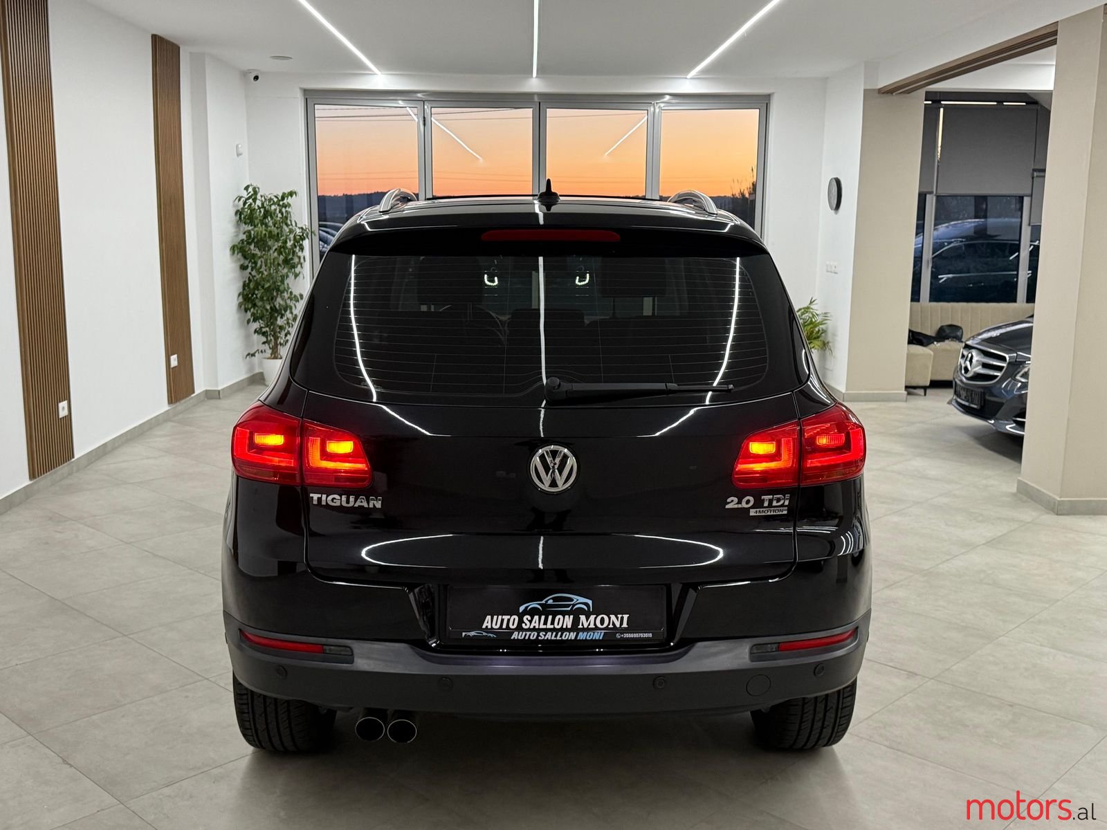 2015' Volkswagen Tiguan photo #2