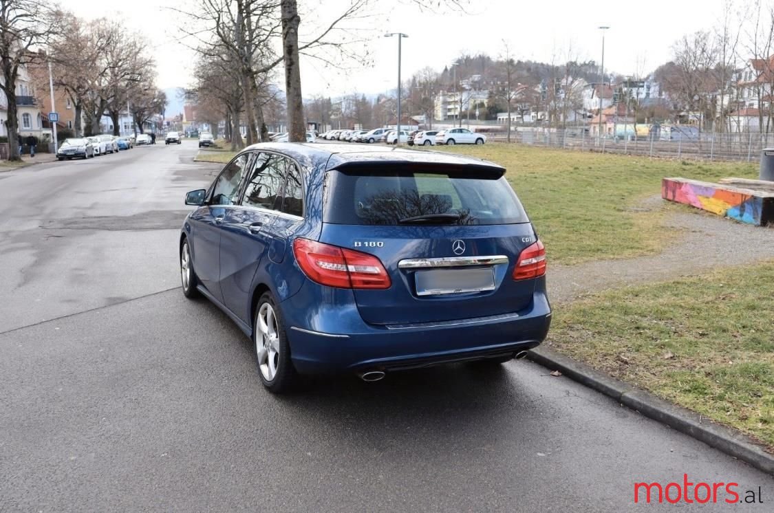 2012' Mercedes-Benz B 180 photo #2