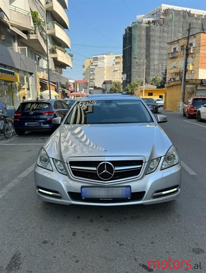 2011' Mercedes-Benz E 300 photo #3