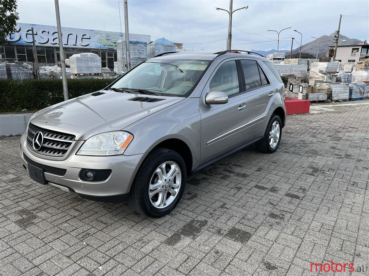 2008' Mercedes-Benz 320 photo #1