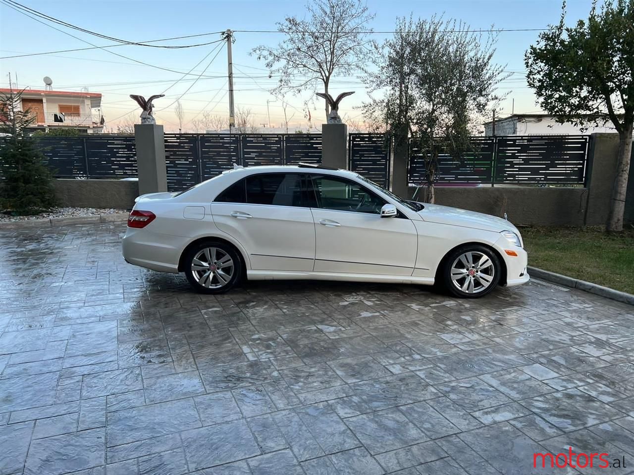 2011' Mercedes-Benz E 350 photo #4