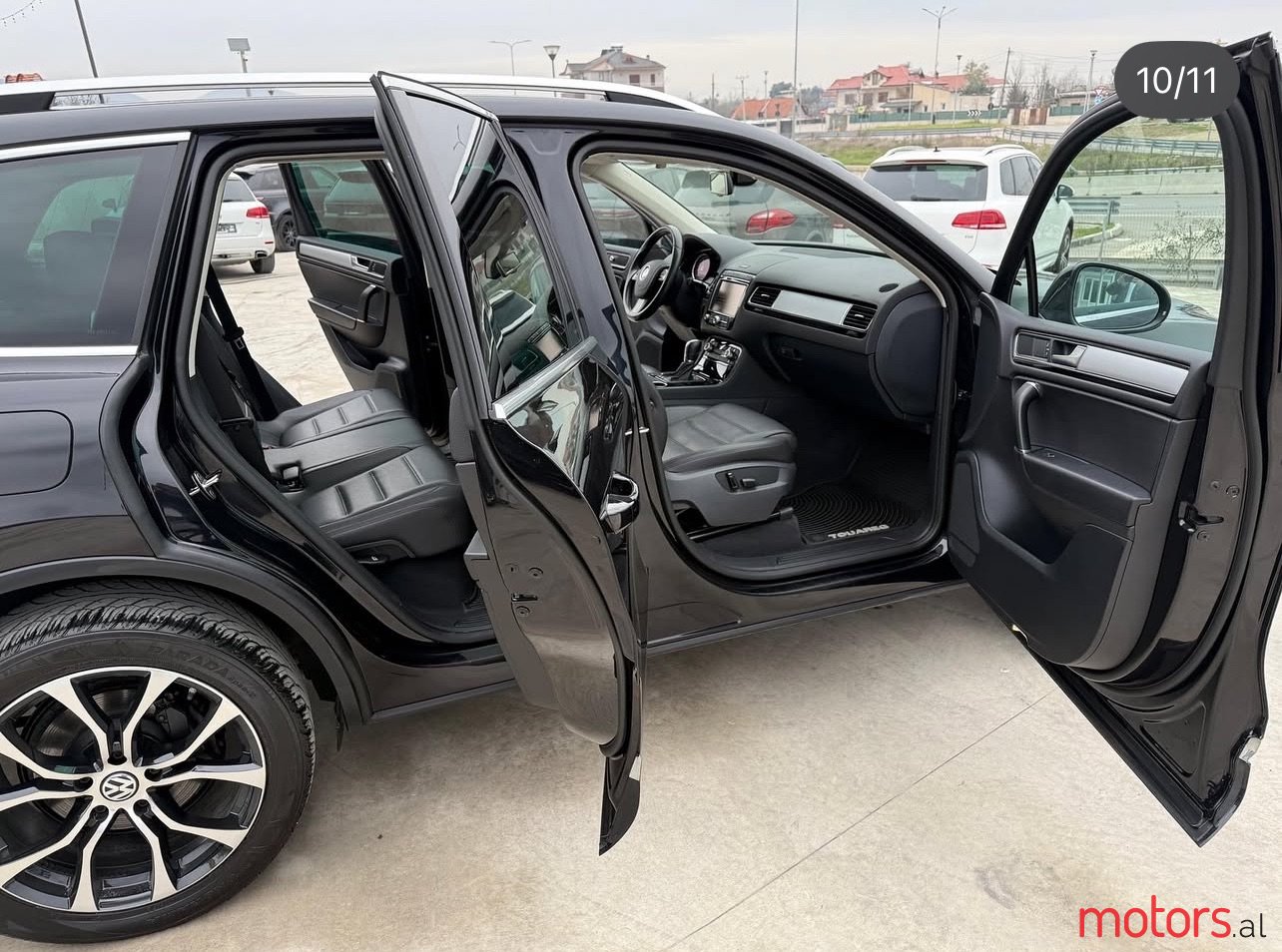 2016' Volkswagen Touareg photo #7