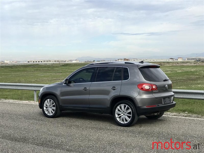 2011' Volkswagen Tiguan photo #1