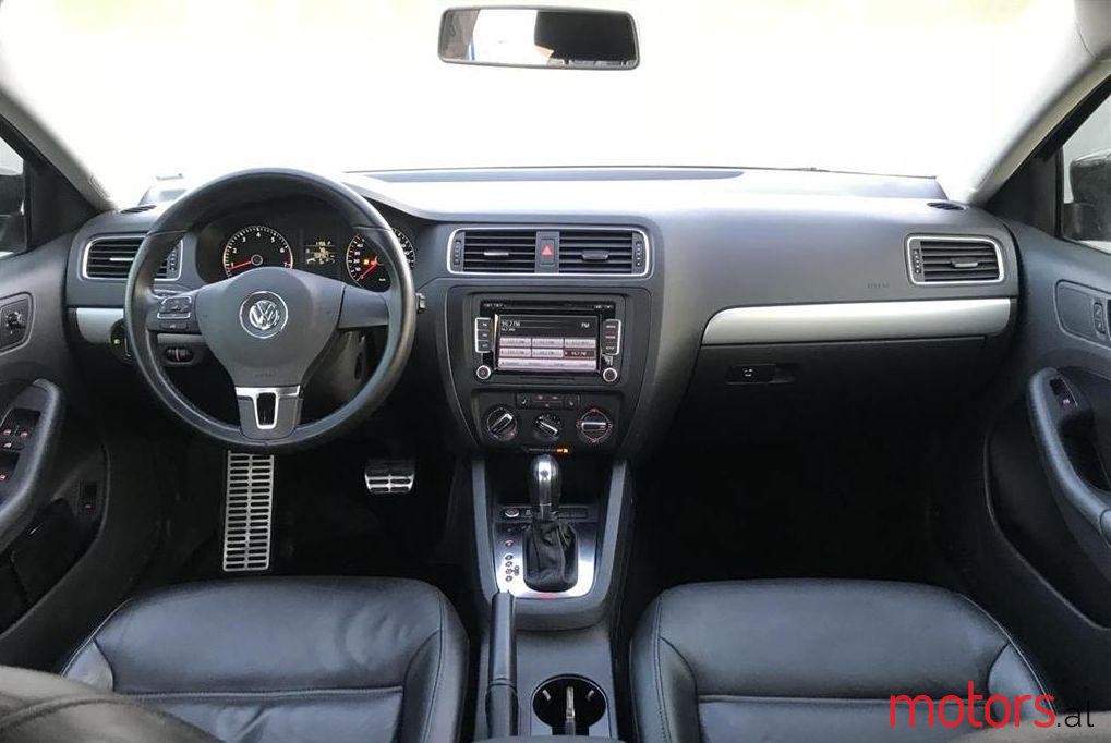 2012' Volkswagen Jetta photo #2