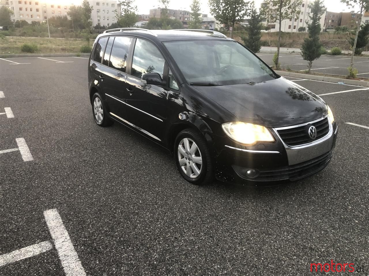 2009' Volkswagen Touran photo #3