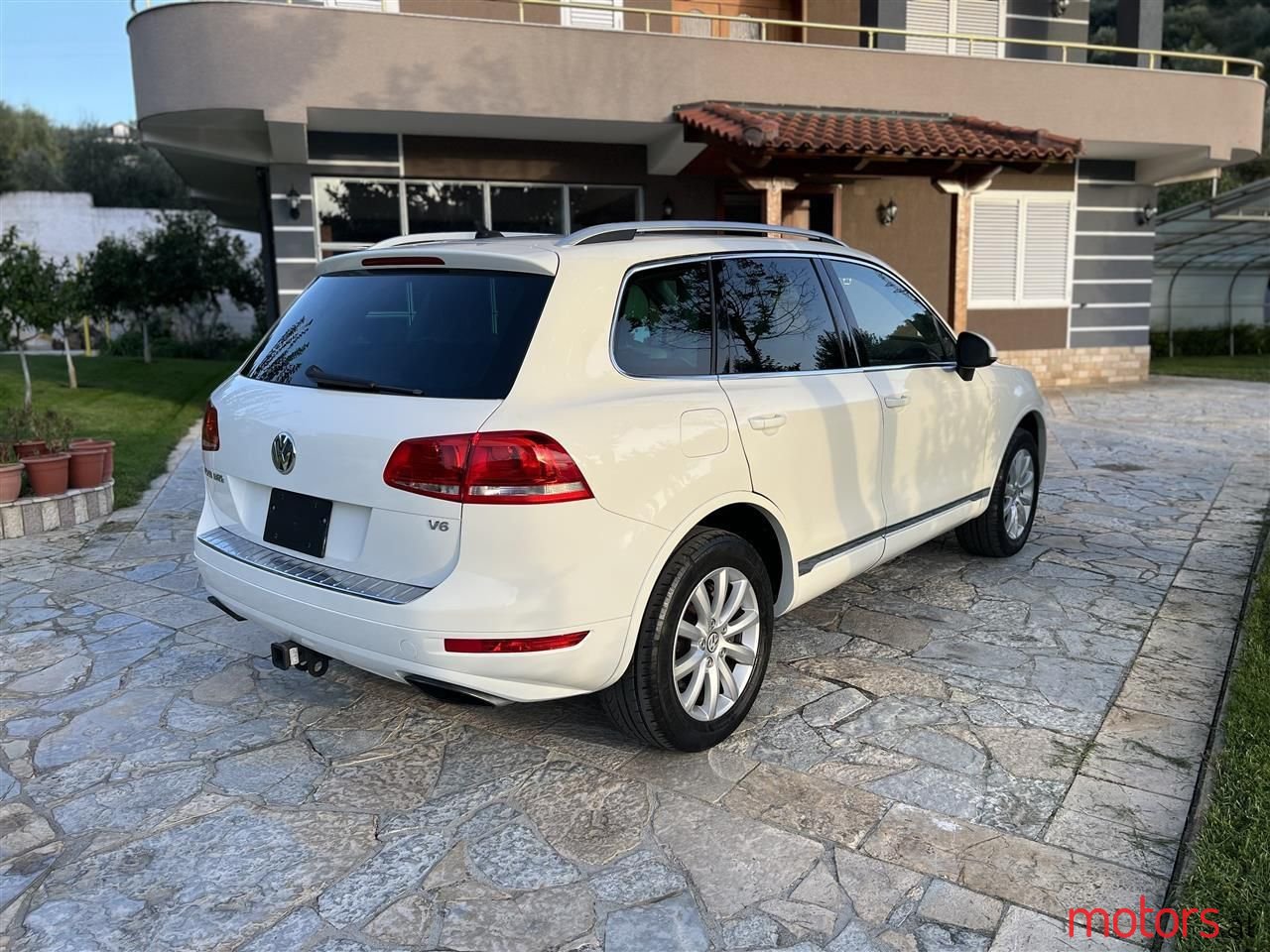 2011' Volkswagen Touareg photo #6