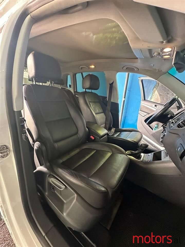 2012' Volkswagen Tiguan photo #6