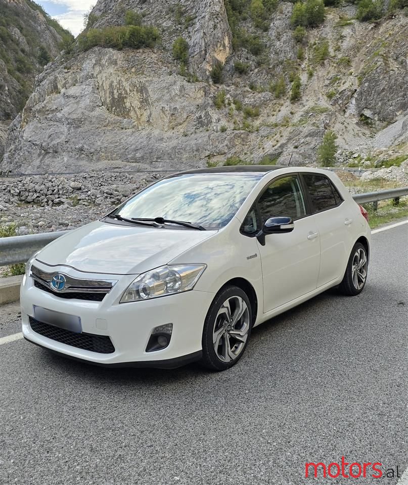 2011' Toyota Auris photo #1