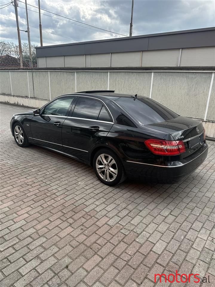 2011' Mercedes-Benz E 220 photo #2