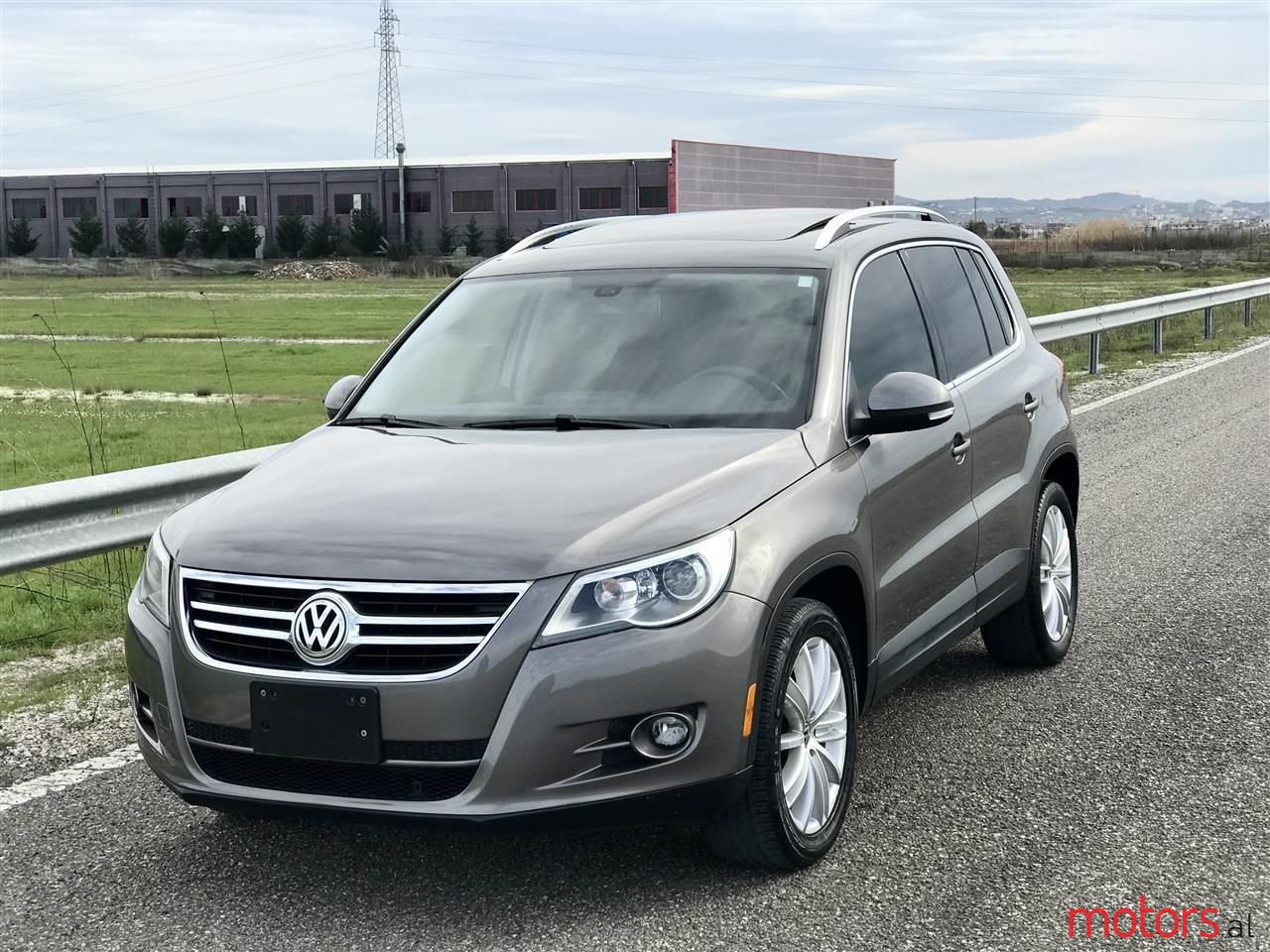 2011' Volkswagen Tiguan photo #1