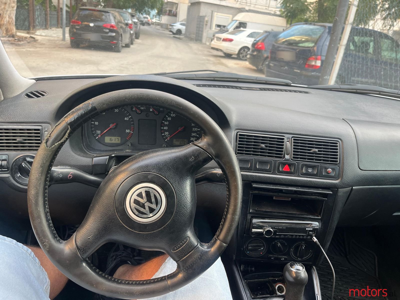 2001' Volkswagen Golf photo #3