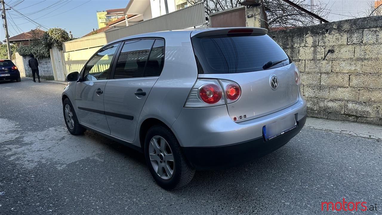 2004' Volkswagen Golf photo #2