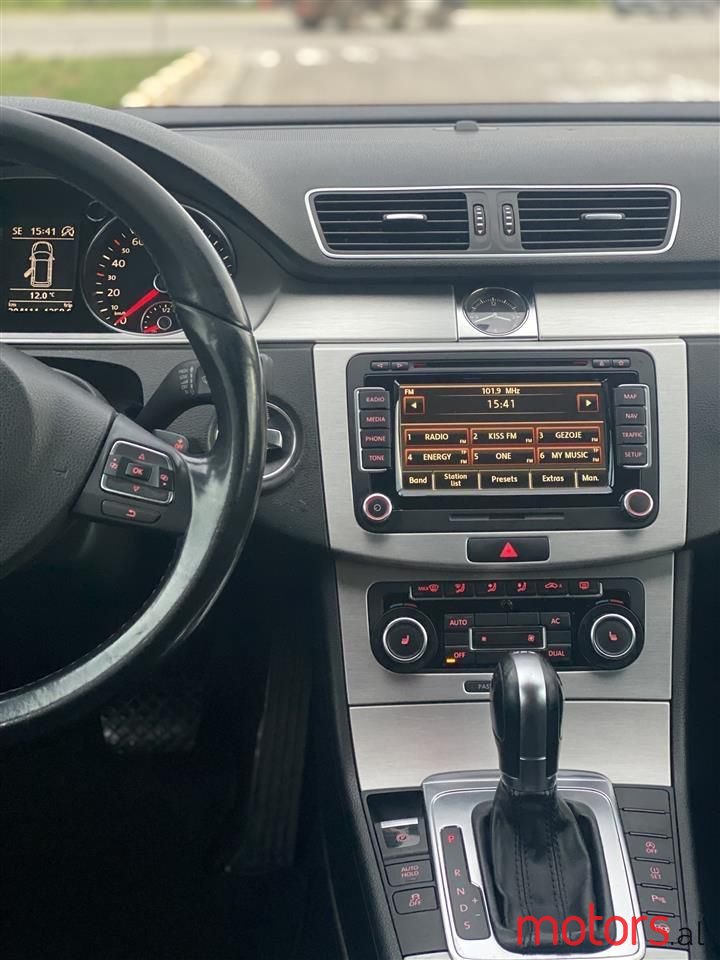 2011' Volkswagen Passat photo #3