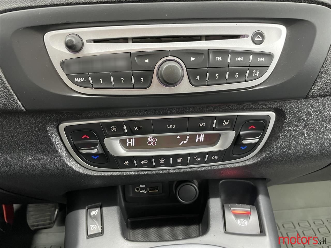 2011' Renault Scenic photo #2