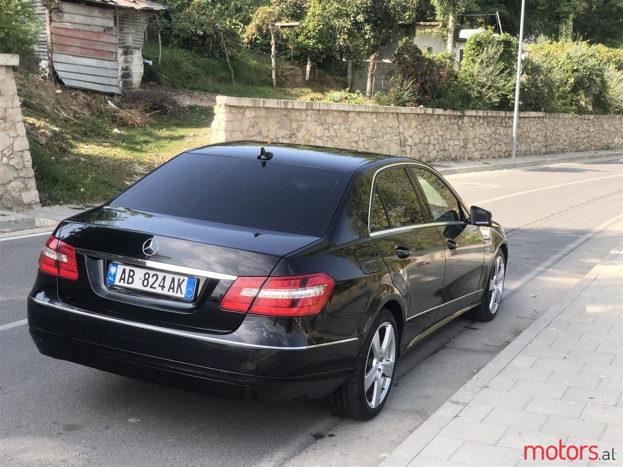 2011' Mercedes-Benz E 200 photo #5