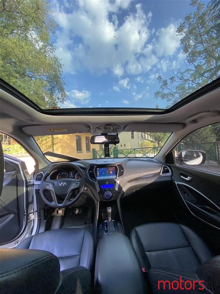 2012' Hyundai Santa Fe photo #3