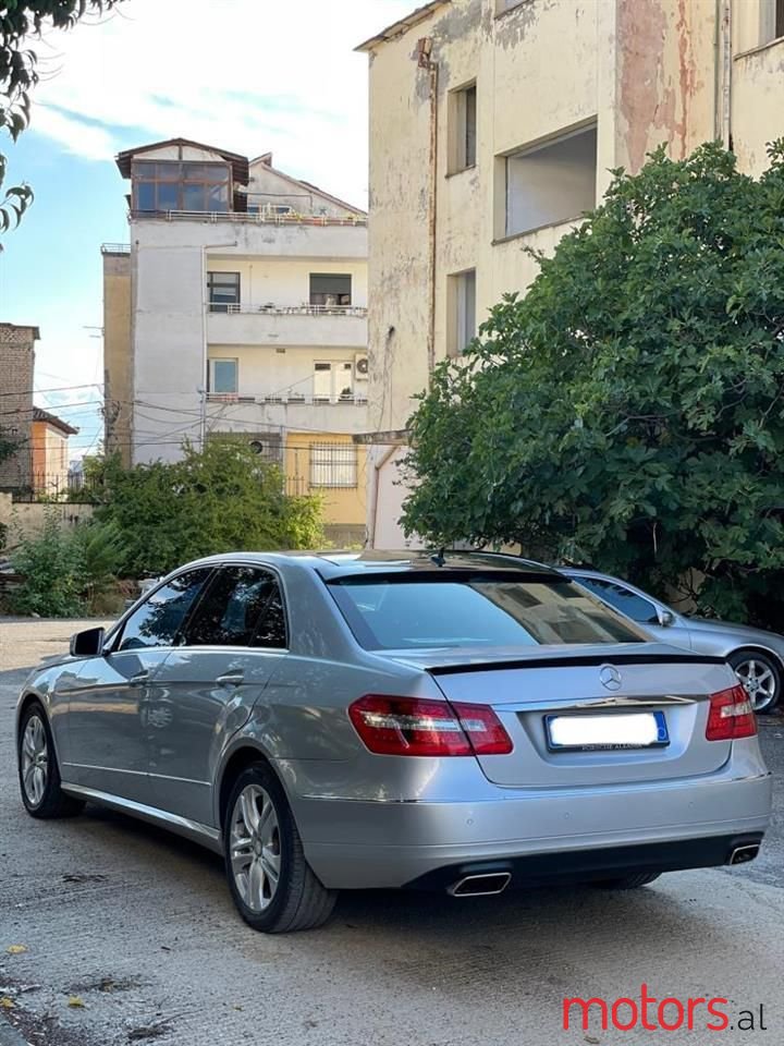 2010' Mercedes-Benz E 300 photo #3