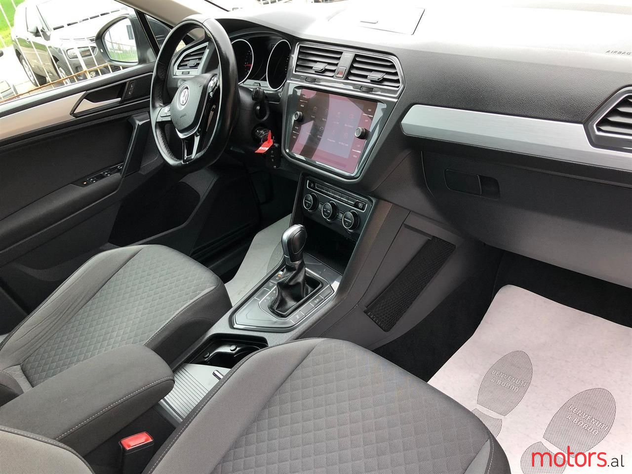 2018' Volkswagen Tiguan photo #6