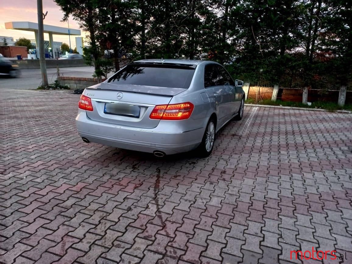 2010' Mercedes-Benz 300 photo #2