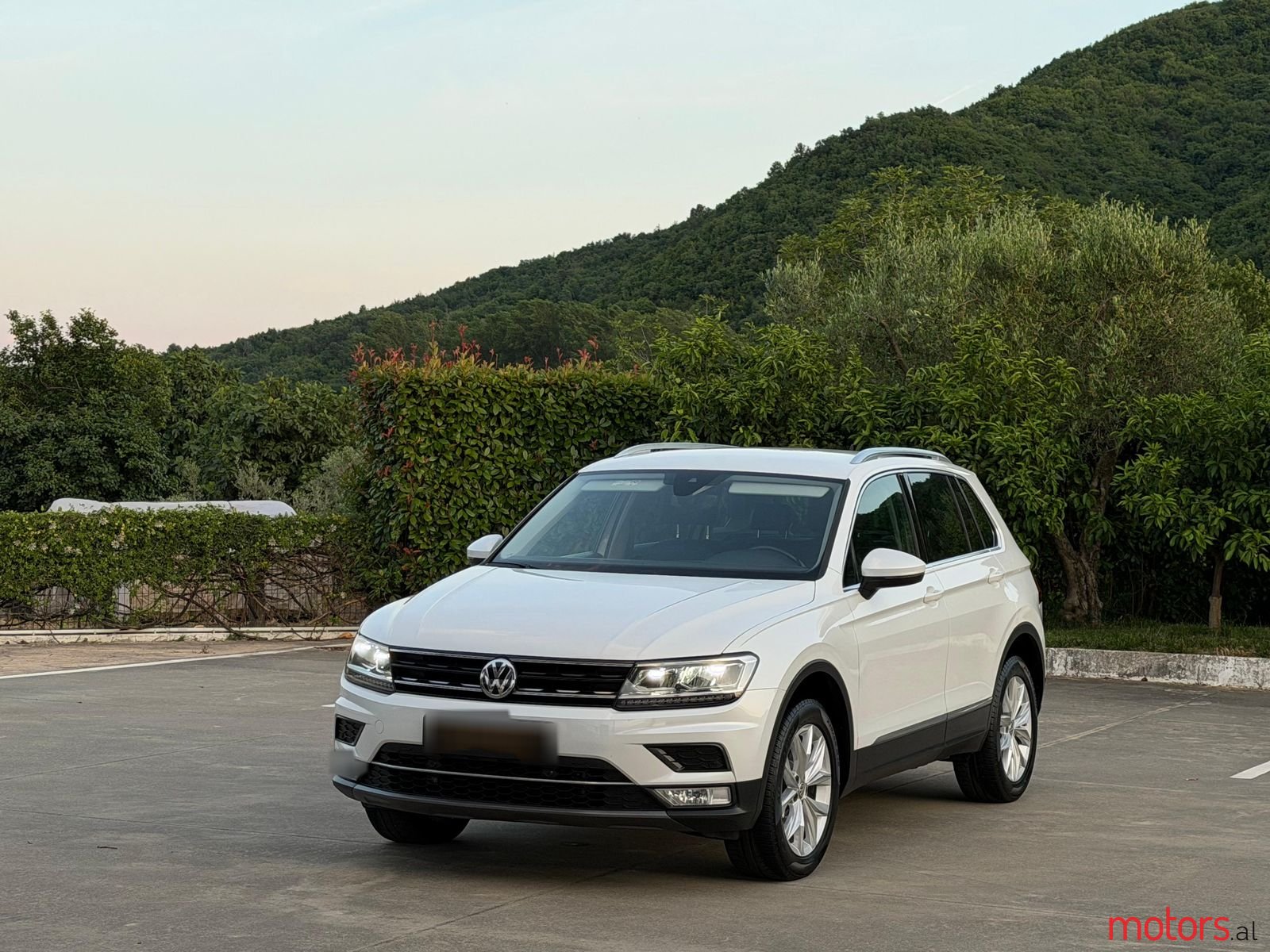 2017' Volkswagen Tiguan photo #1