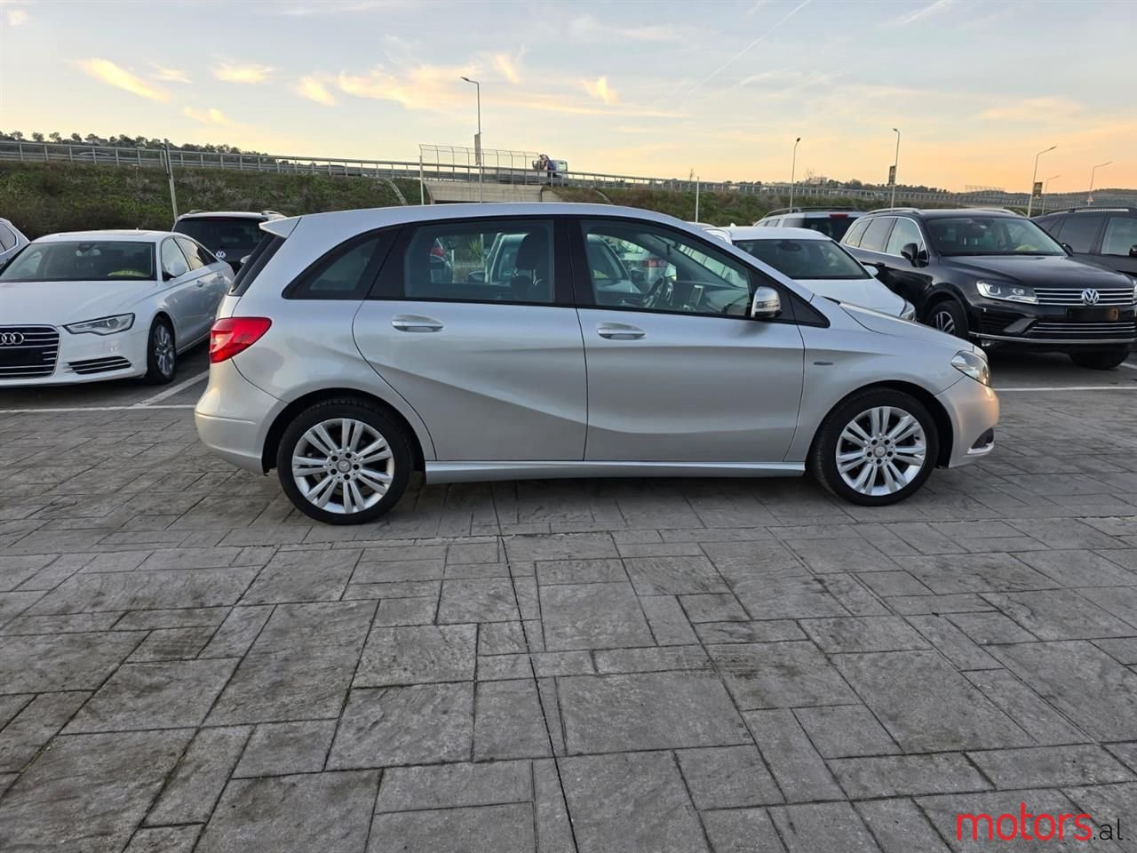 2012' Mercedes-Benz B 180 photo #3
