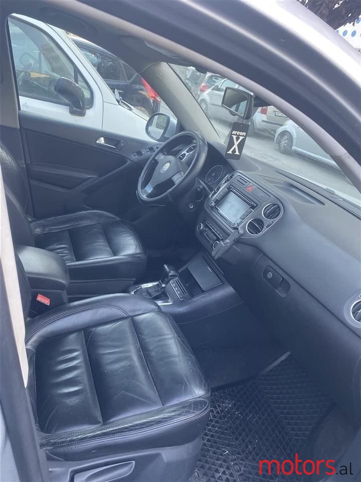 2011' Volkswagen Tiguan photo #3